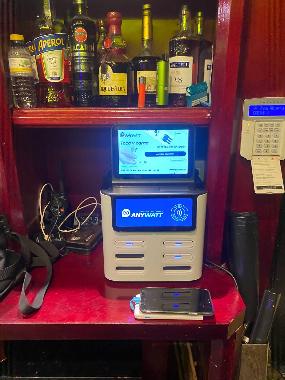 Nueva estación ANYWATT en Queens Arms Benidorm – carga tu móvil sin complicaciones